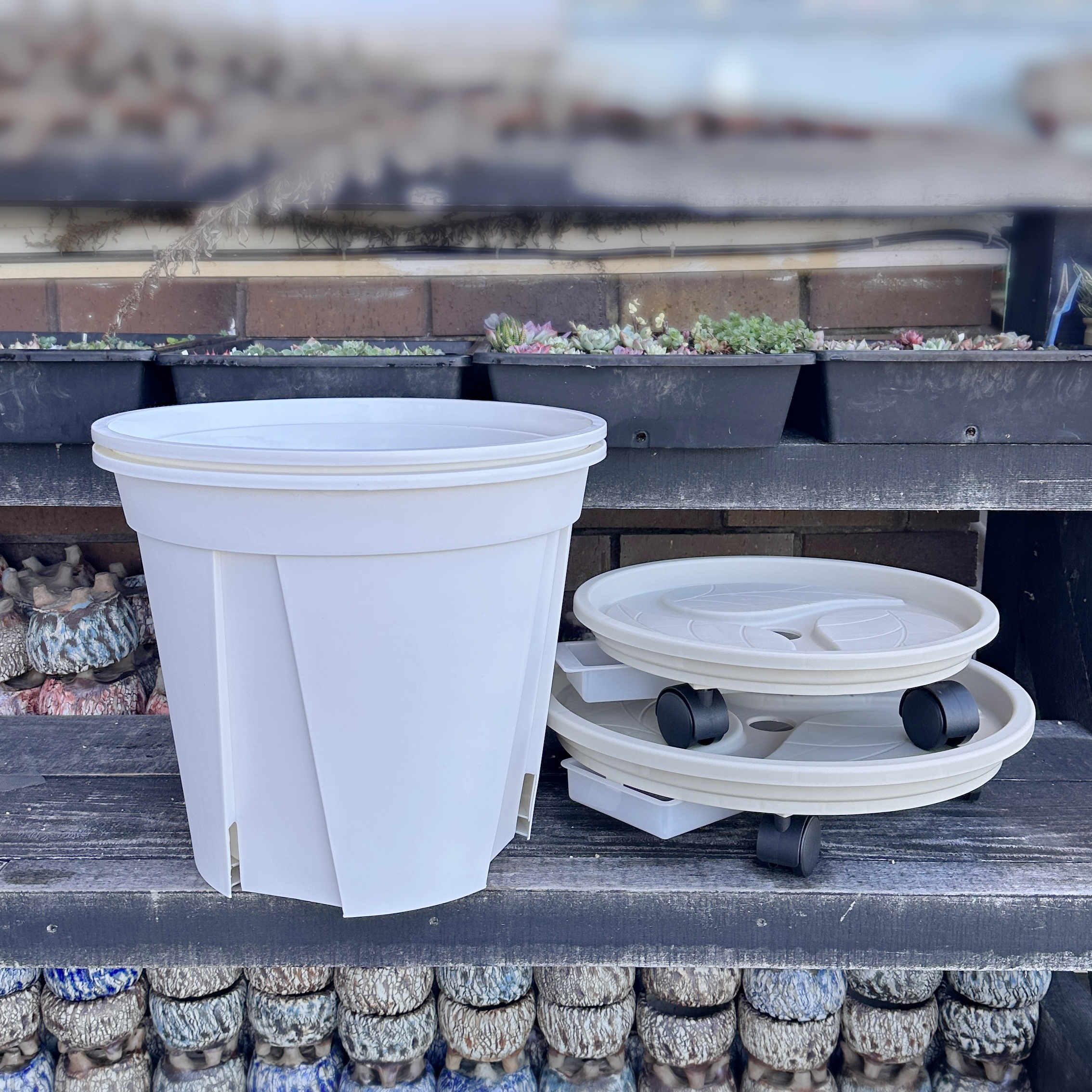 White QSP Plant Pot with Saucers - Image 3