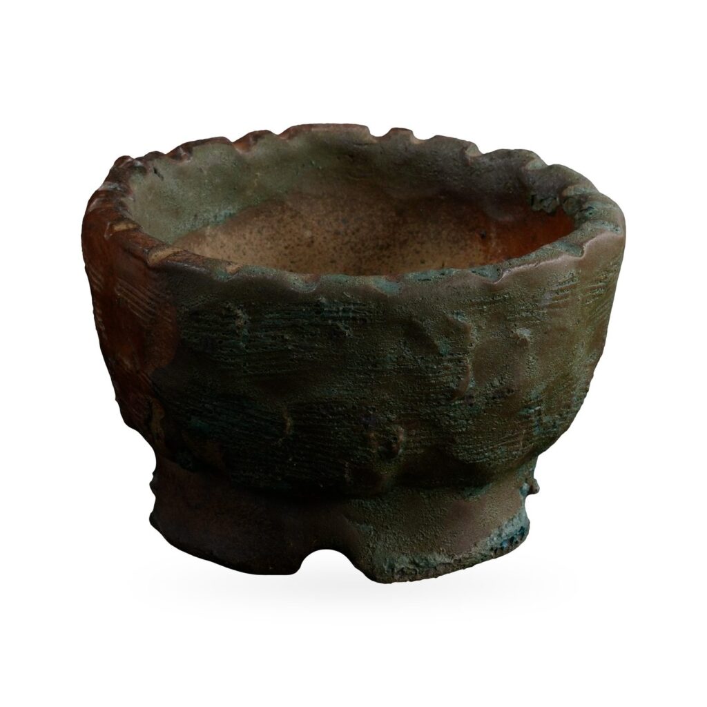 Rustic bowl pot in red-brown glaze with green patina, crimped rim and notched foot