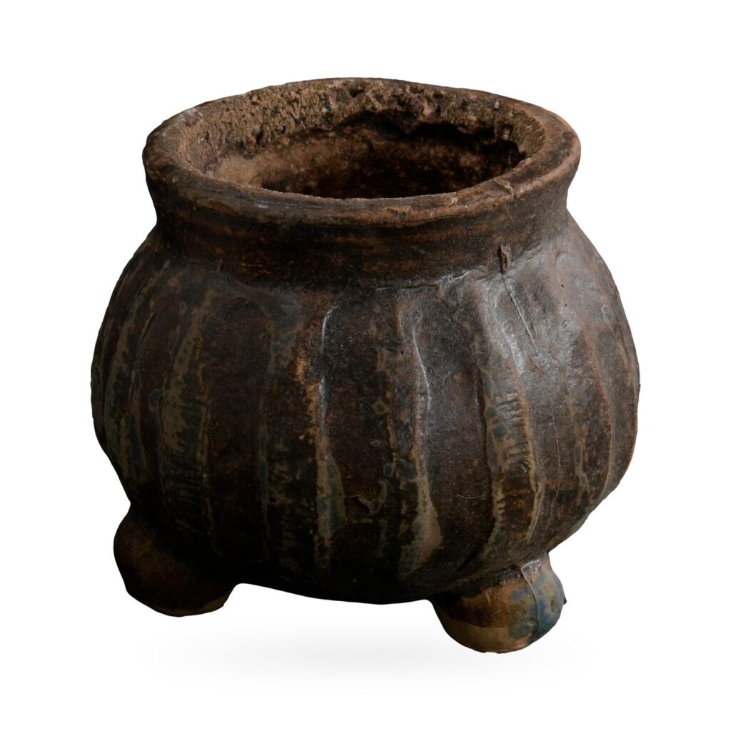 Rustic dark brown ribbed melon-shaped pot with blue-grey streaks on small feet, 7×6cm