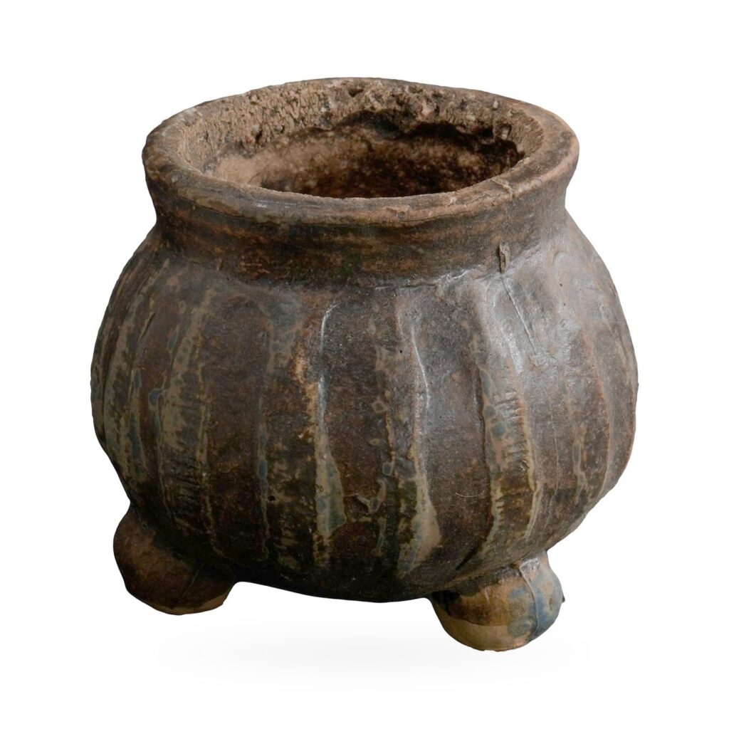 Rustic dark brown ribbed melon-shaped pot with blue-grey streaks on small feet, 7×6cm