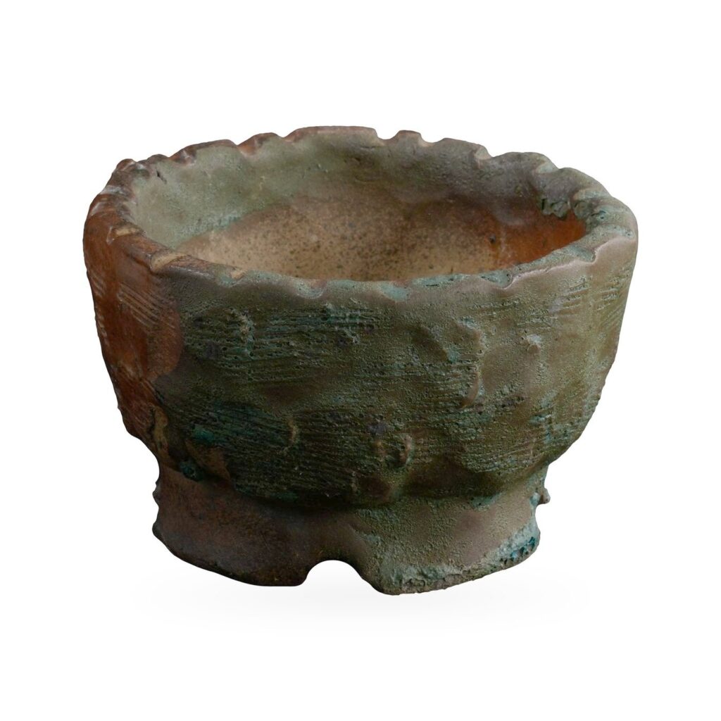 Rustic bowl pot in red-brown glaze with green patina, crimped rim and notched foot